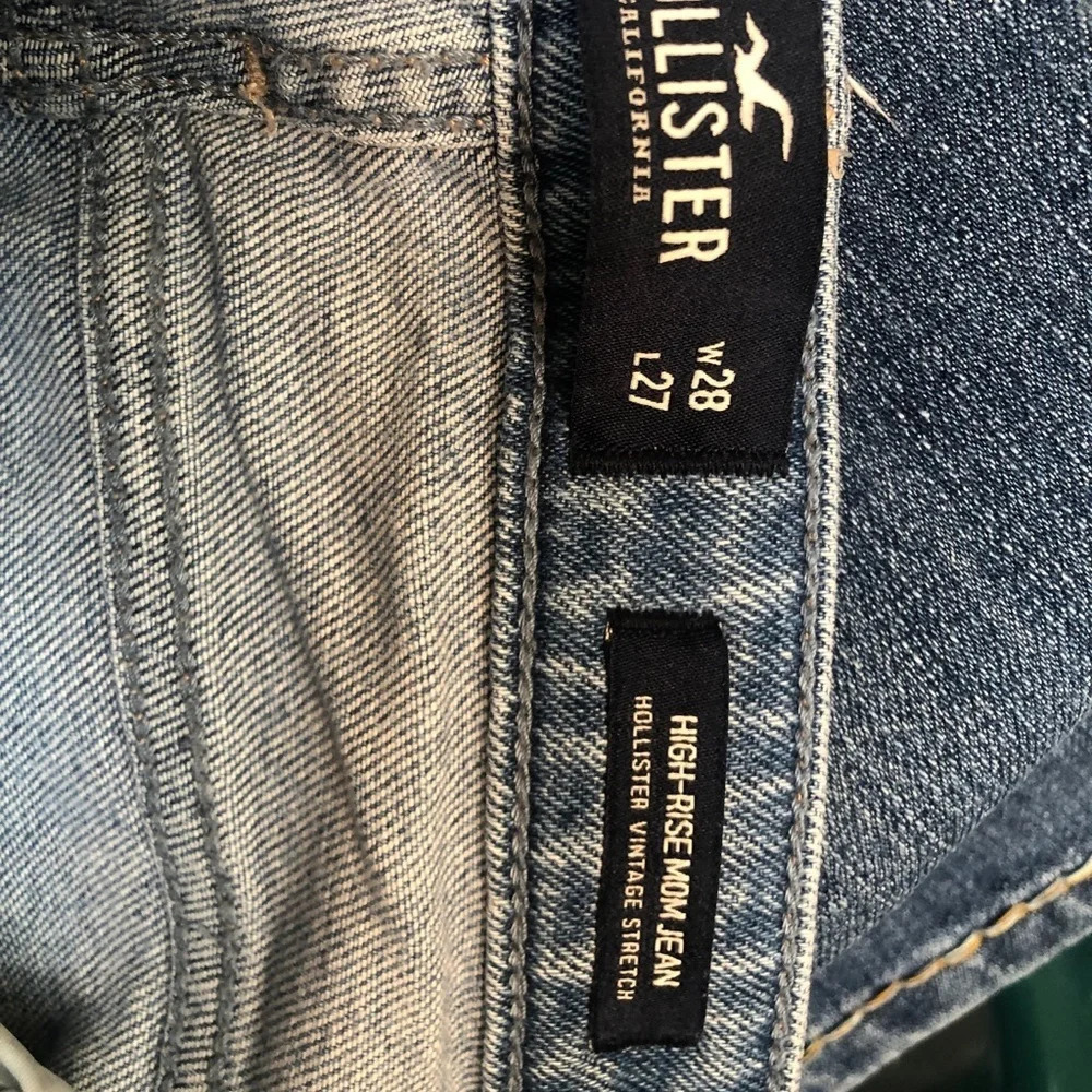 HOLLISTER HIGH RISE DISTRESSED MOM JEANS - Picture 8 of 8